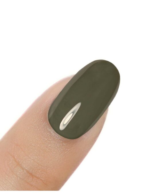 unghie colore steso verde militare