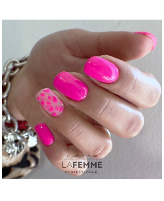 Nailart estiva fucsia con dettaglio leopardato
