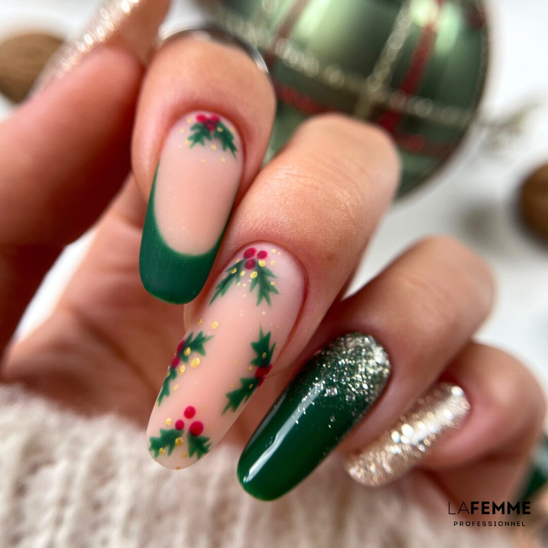 Nail art verde albero di natale agrifoglio french