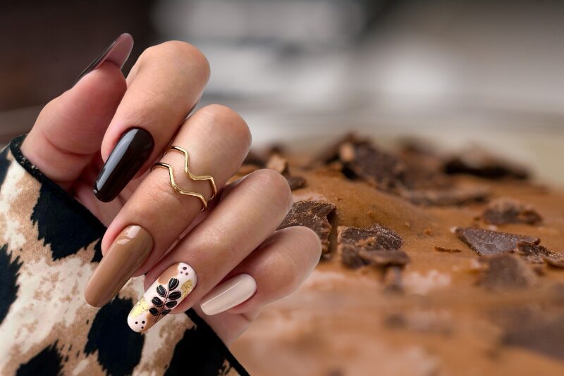 Unghie alla Moda: Scopri il Nuovo Colore Pantone 2025 Mocha Mousse