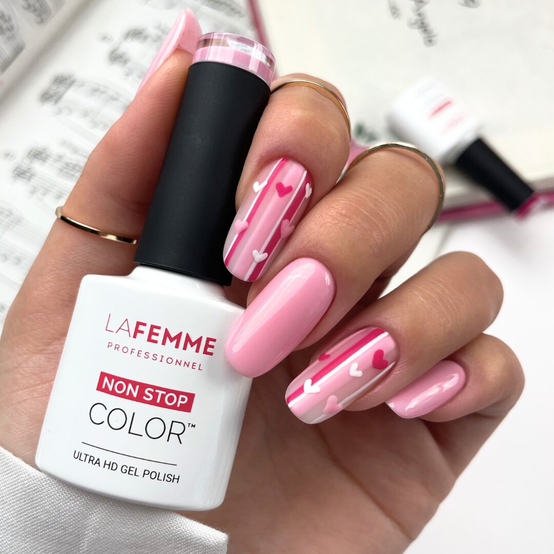 Nail Art Romantica San VAlentino righe e cuoricini